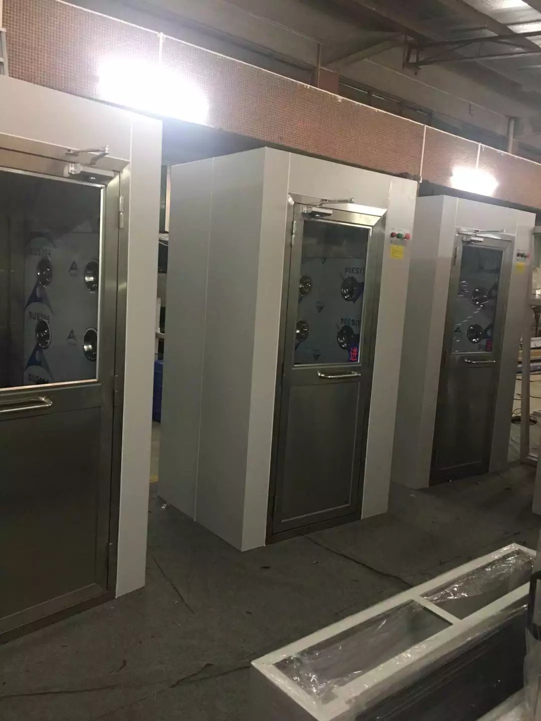 祝賀廣州市良星餐飲服務有限公司采購我局風淋室設備(圖1)