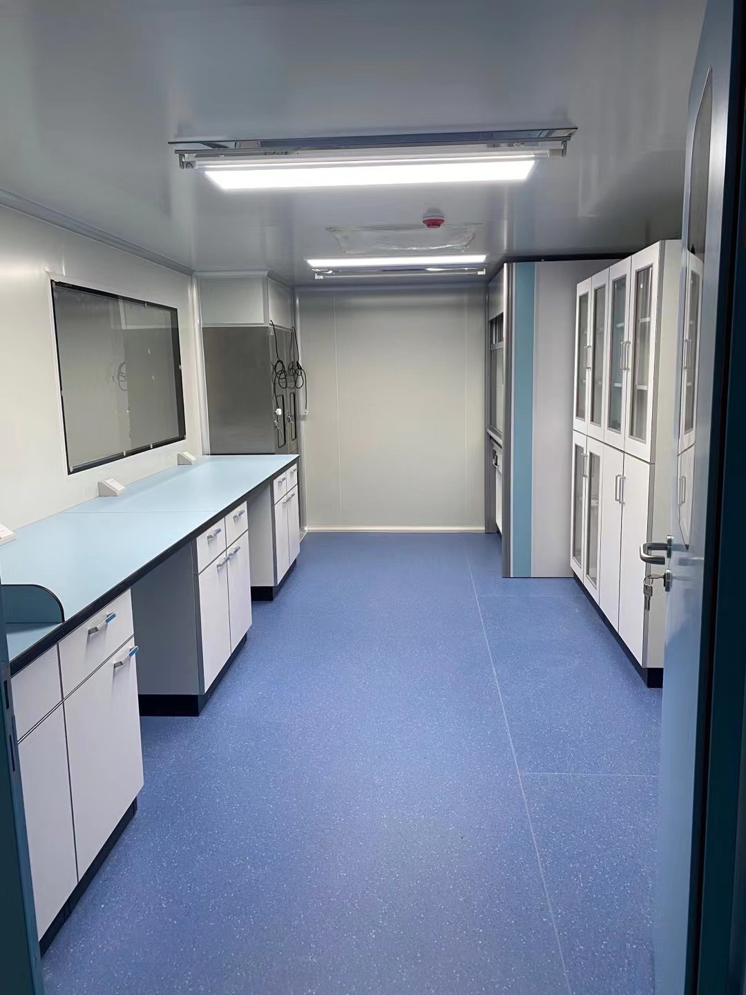 祝賀廣州君鴻凈化承接廣州某化學有限公司實驗樓水性研發室改造裝修系統工程安裝服務。(圖1)